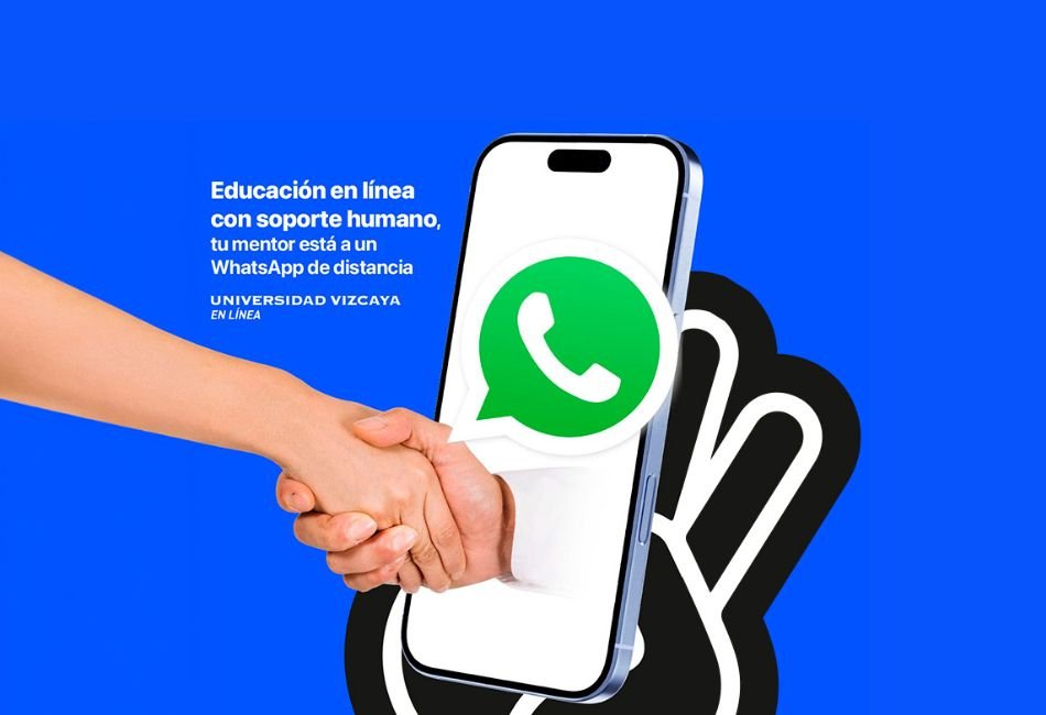 Un apretón de manos saliendo de un teléfono celular con el logo de WhatsApp sobre fondo azul. Incluye el texto: "Educación en línea con soporte humano, tu mentor está a un WhatsApp de distancia. Universidad Vizcaya en Línea".